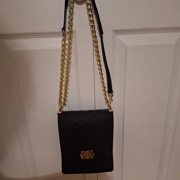 Elegant Black Quilted Chain Bag - Picture 2 of 16